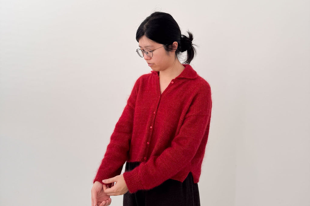 Staff Projects: 目を惹く赤が可愛い <br> Sofia Cardiganを編みました