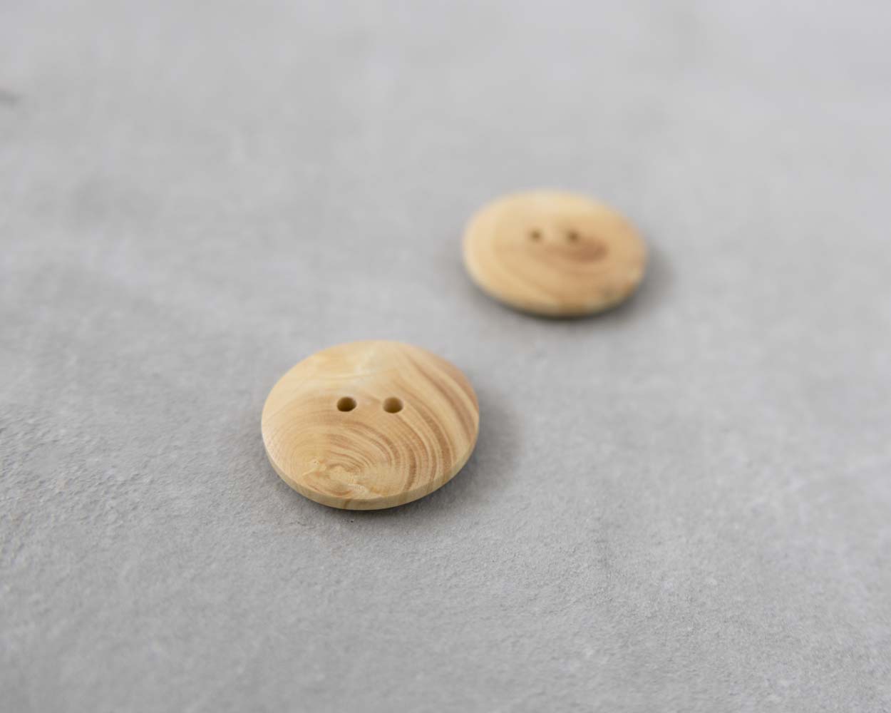 木のボタン - 厚め2穴（6個セット）
